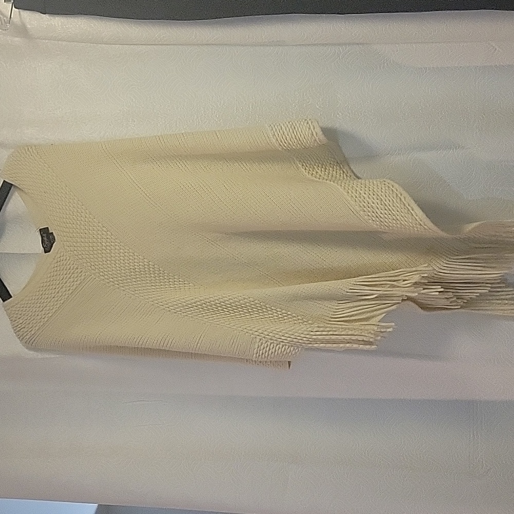 Fashionable knit poncho